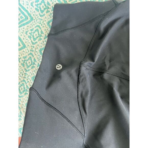 LULULEMON ATHLETICA BLAK CROPPED LEGGINGS WITH LACE ON SIDES WOMEN’S SIZE 8 - Picture 4 of 6